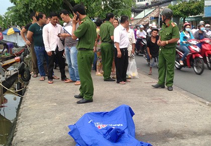 Bơi qua kênh Tẻ, một thanh niên bị đuối nước